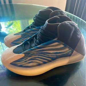 Yeezy Quantum Frozen blue in excellent condition size 10.5